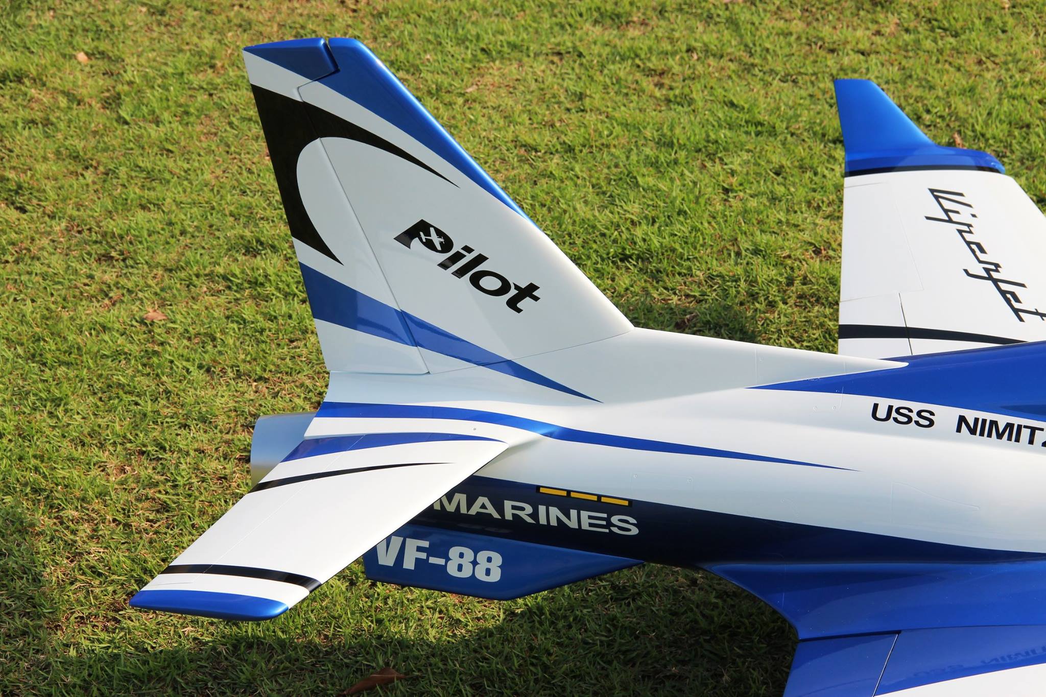 Pilot RC 2,2 m Viper Jet 06, einziehbares Fahrwerk, Luftfilter, Auspuffrohr