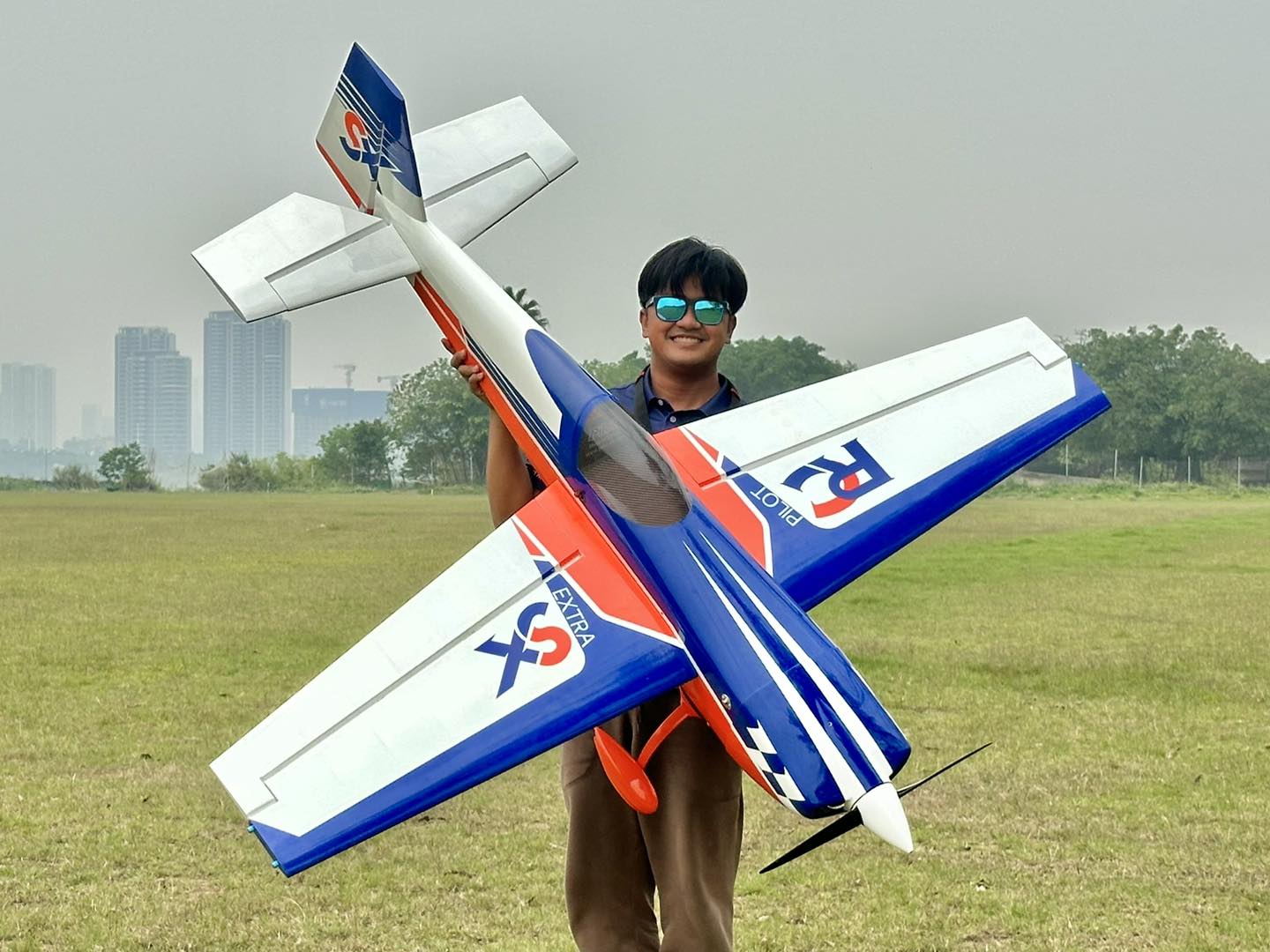 Pilot rc Extra 330SX 02 orange /blue/white 75" 1.9m