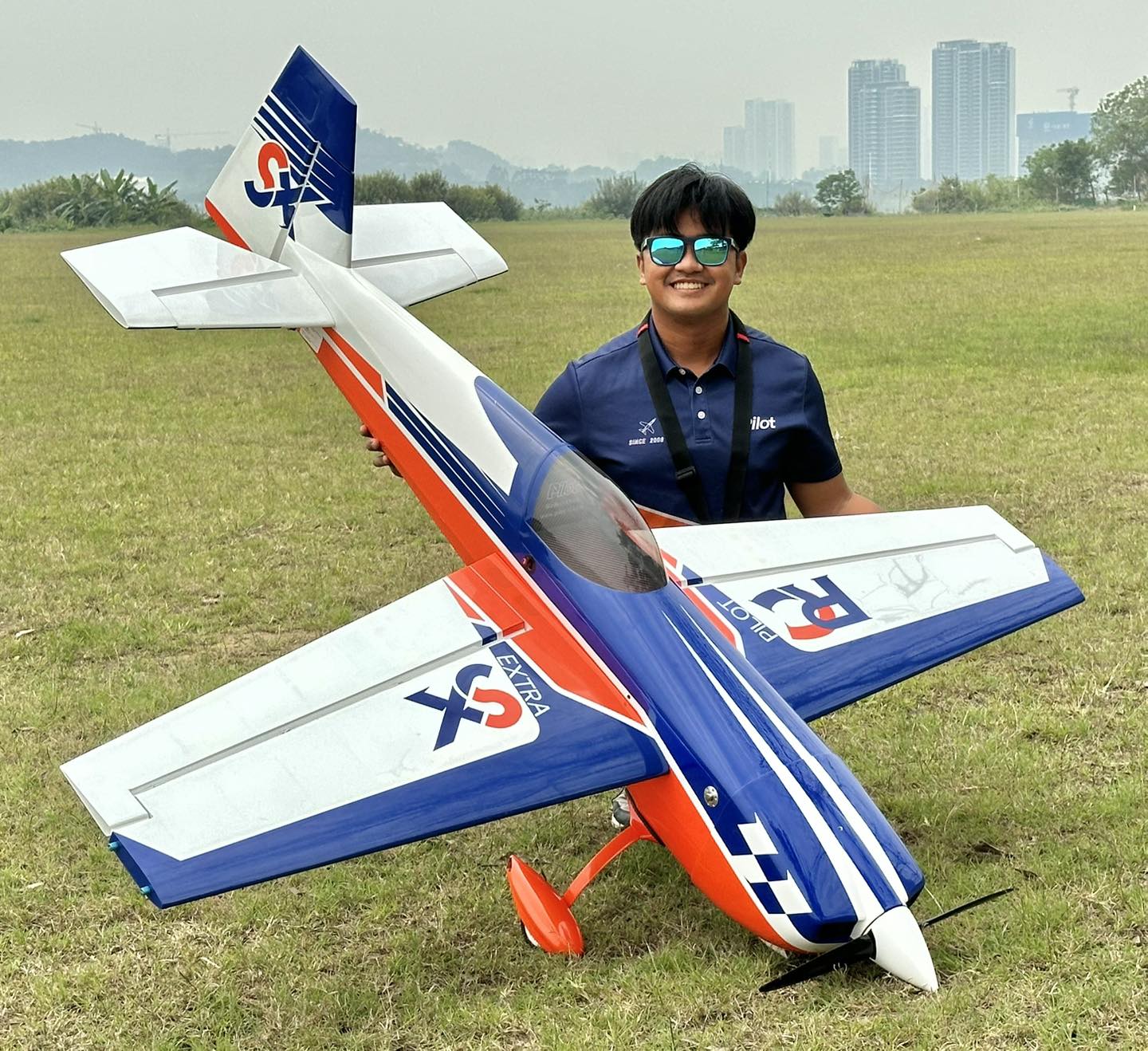 Pilot rc Extra 330SX 02 orange /blue/white 75" 1.9m