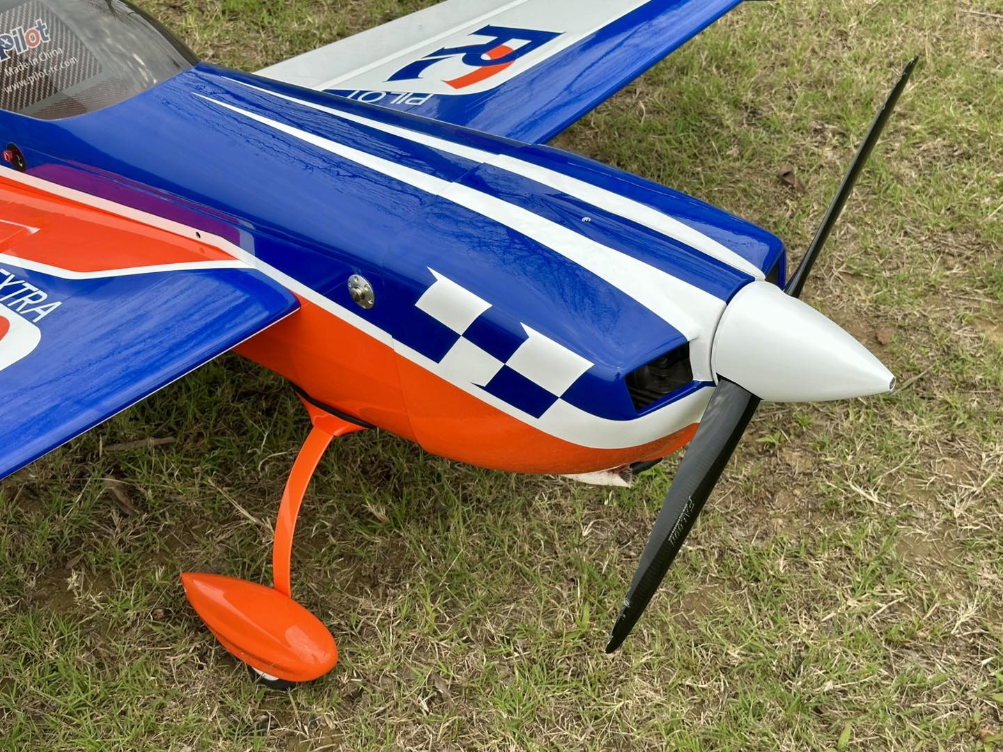 Pilot rc Extra 330SX 02 orange /blue/white 75" 1.9m