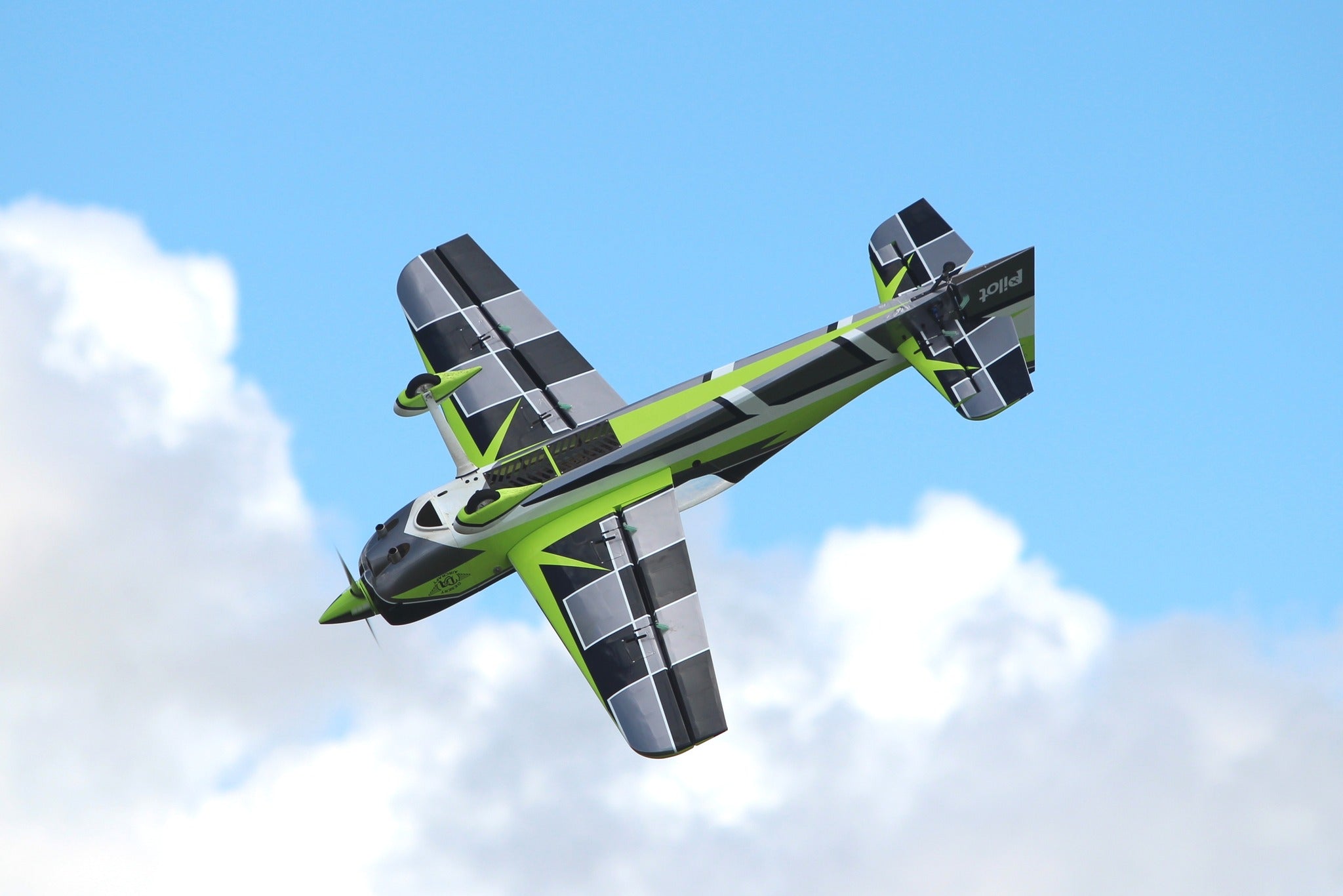 Pilot rc Sbach V2 75" 1.90m 10 green/black/white Ryu Scheme