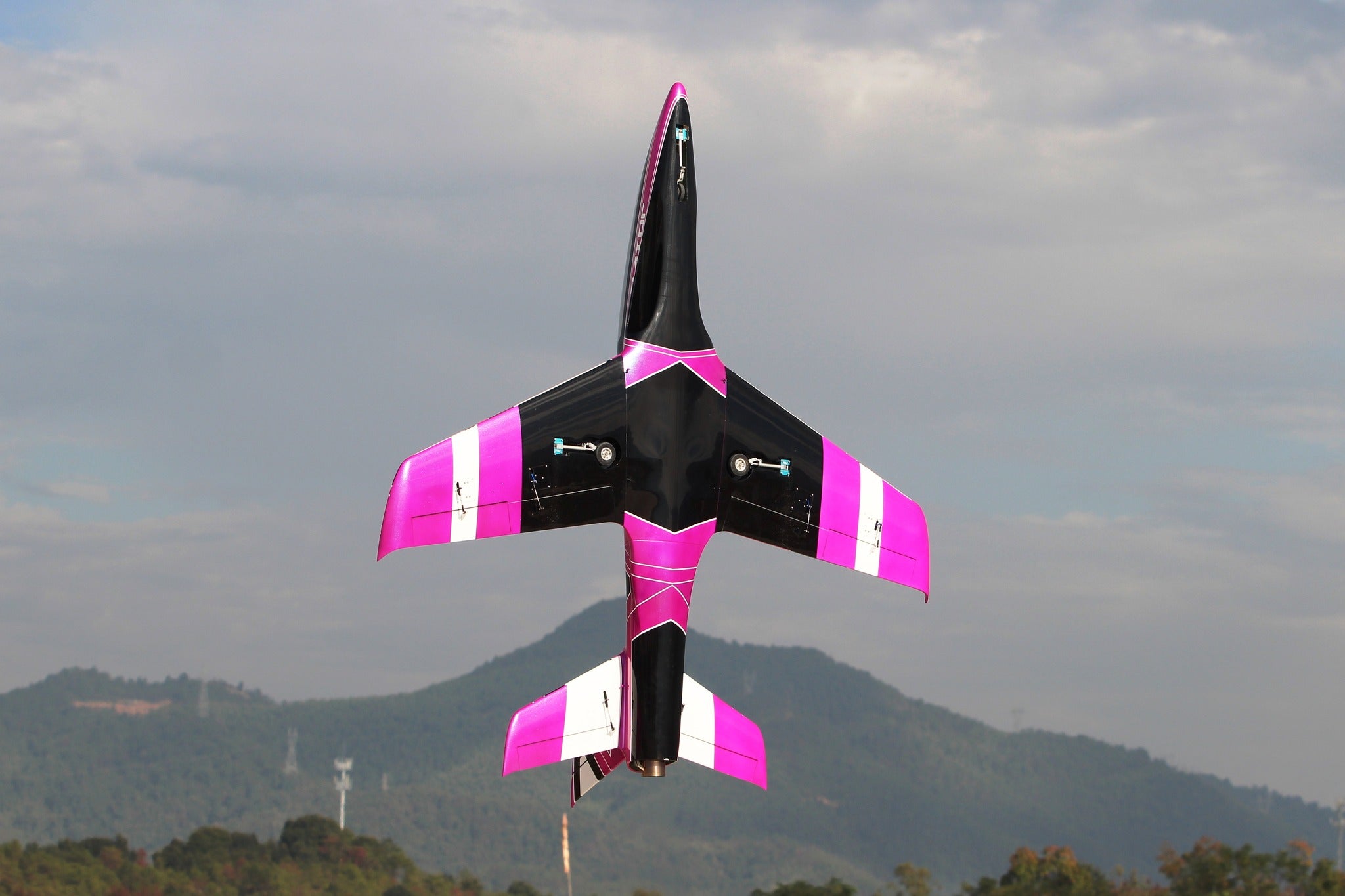 Pilot rc 2.2m Predator jet V2 pink, retracts,air trap,tail pipe.