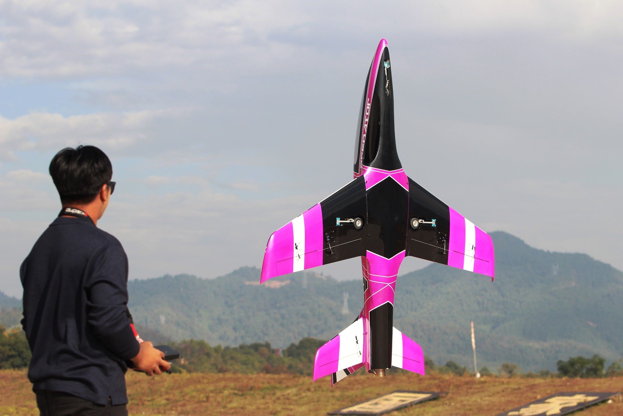 Pilot rc 2.2m Predator jet V2 pink, retracts,air trap,tail pipe.