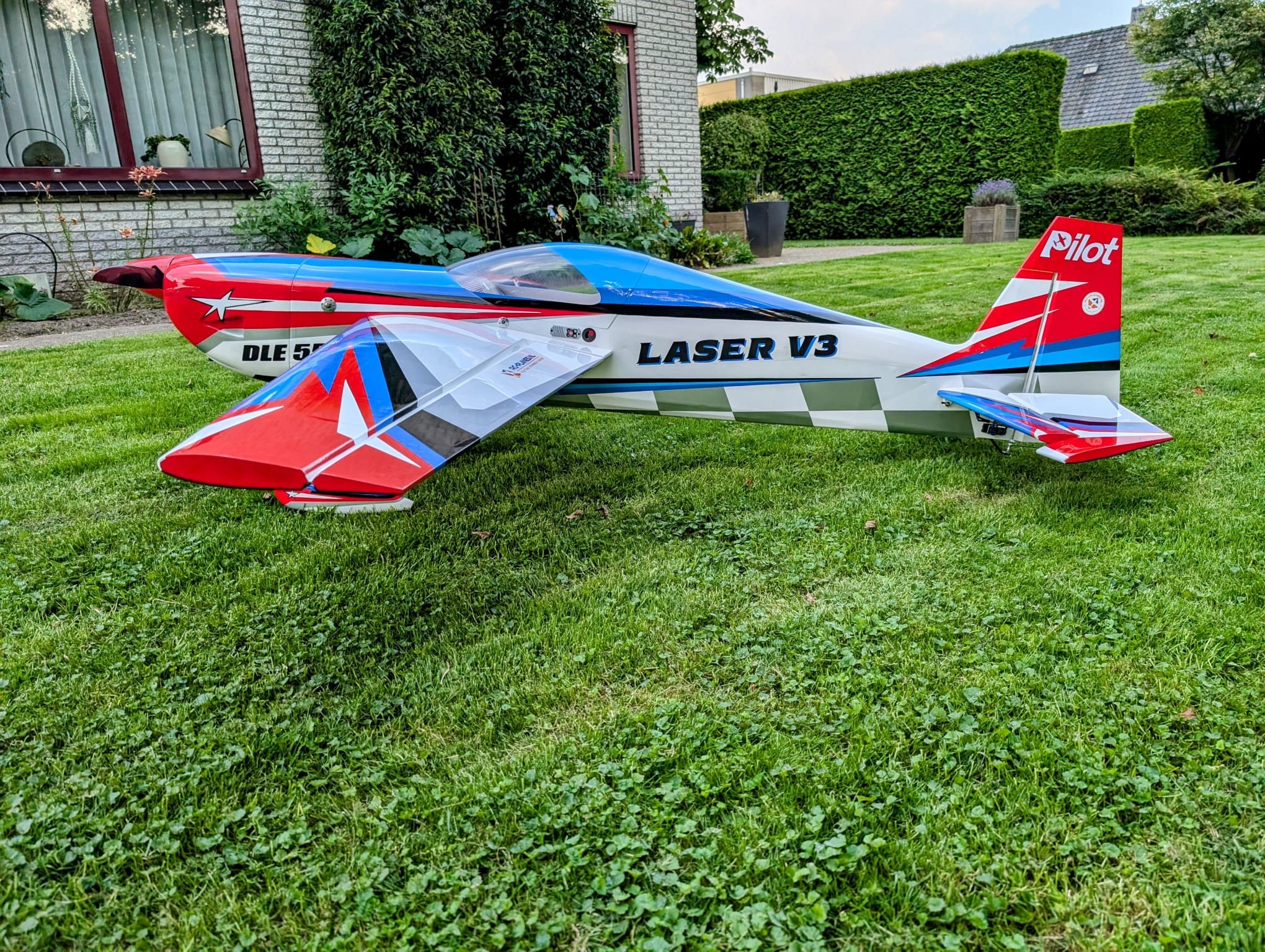 Pilot RC Laser 88 RC vliegtuig zijaanzicht op vliegveld
Laser 88 inch modelvliegtuig van Pilot RC op de grond