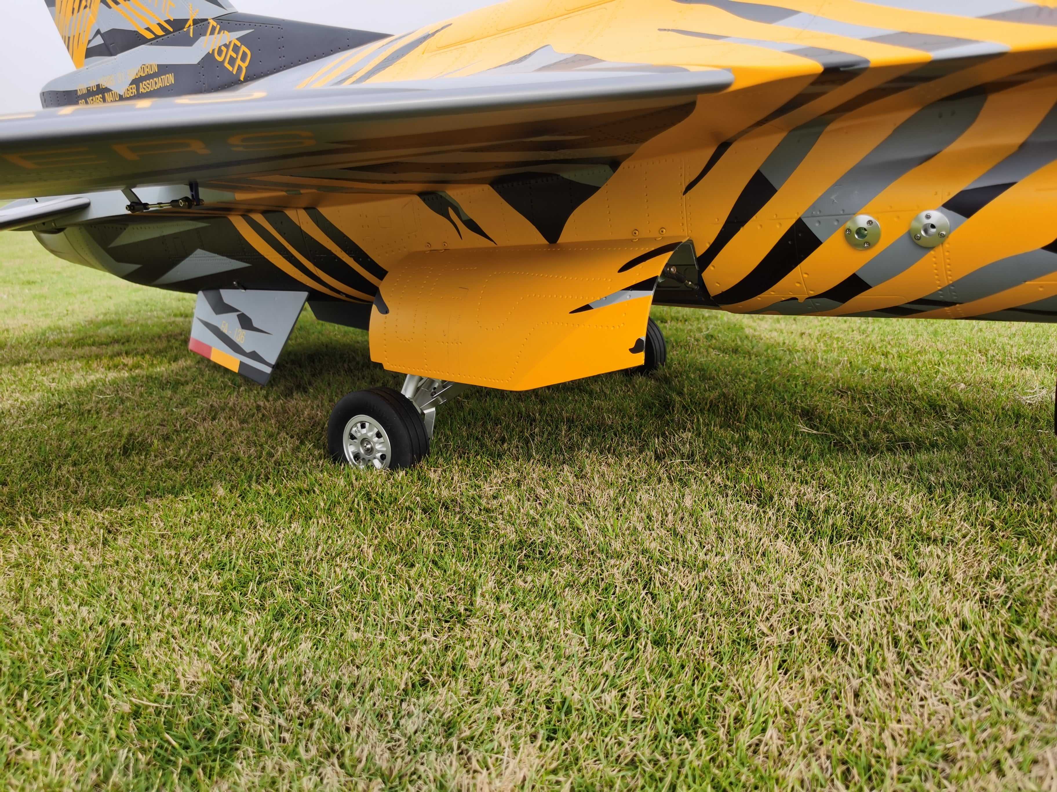 Pilot rc 1/5 F16 3.06m incl retracts X Tiger scheme