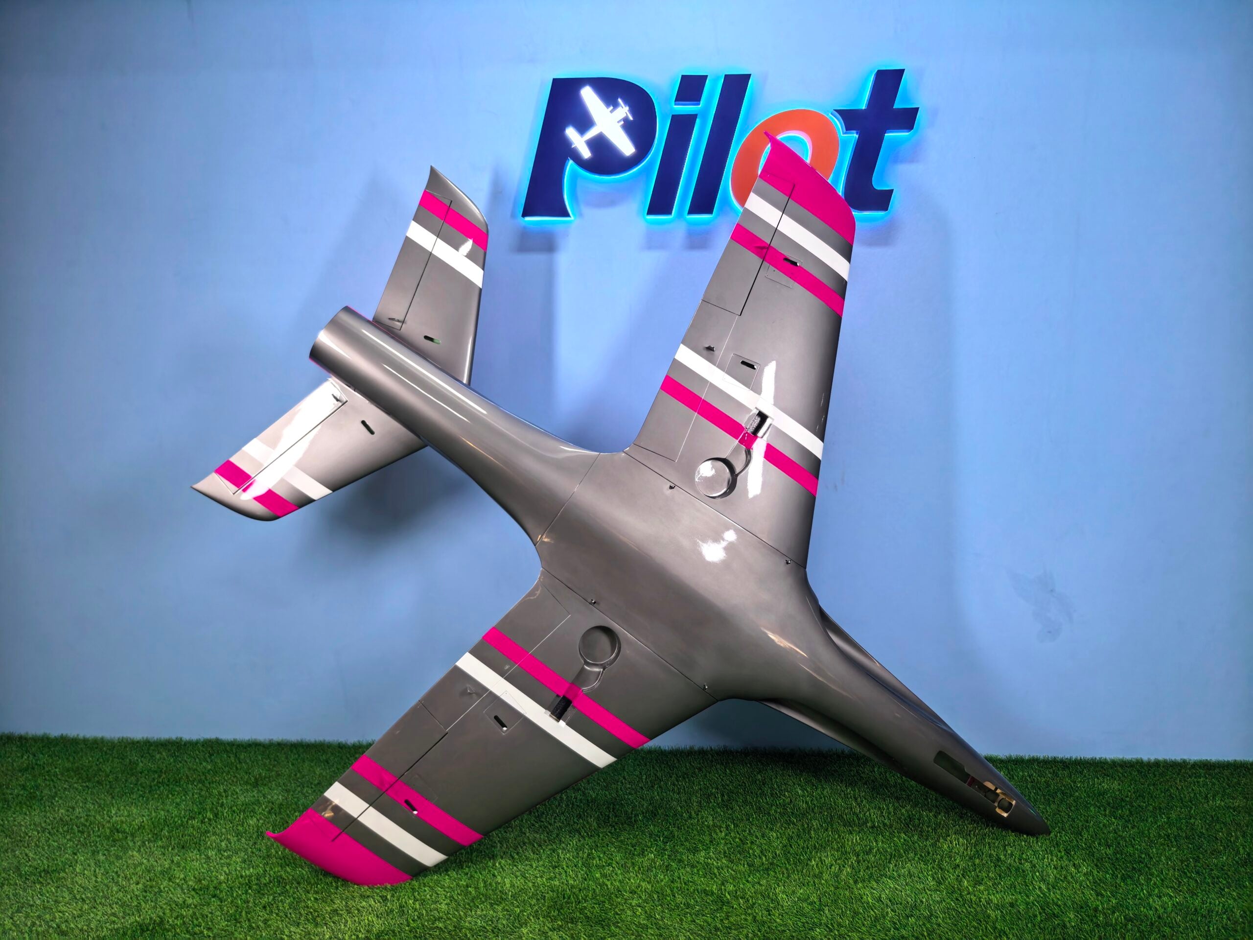 Pilot rc 2.2m Predator jet V2 31, retracts,air trap,tail pipe.