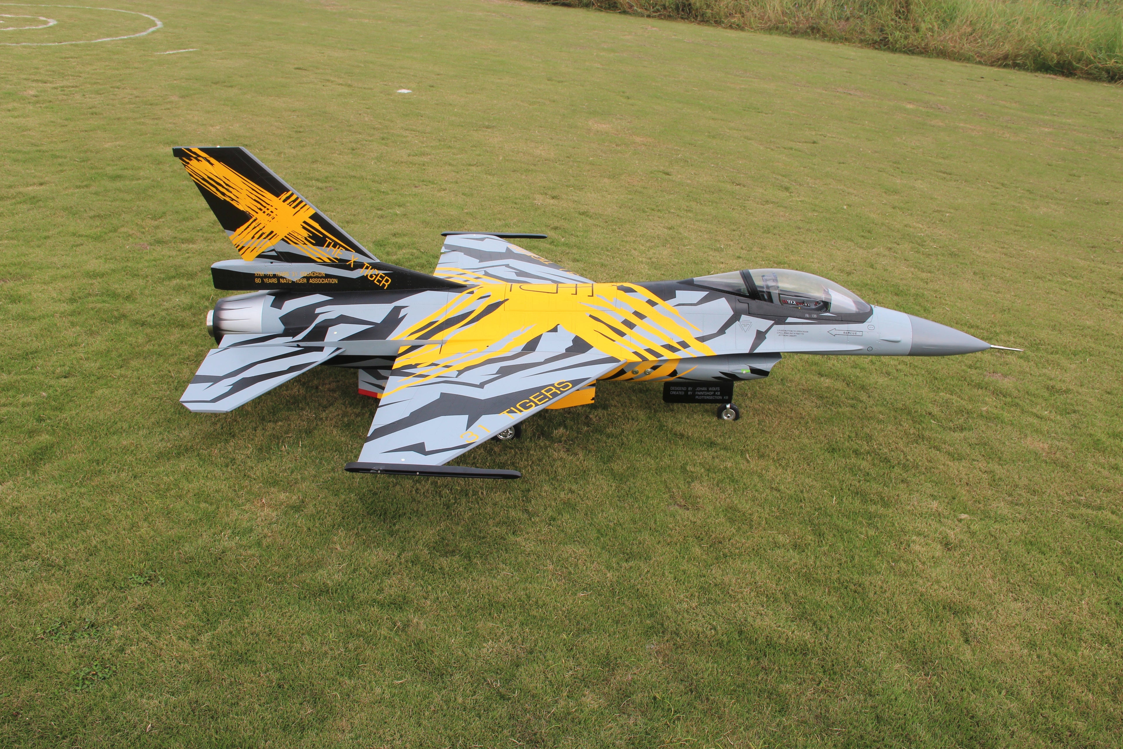 Pilot rc 1/5 F16 3.06m incl retracts X Tiger scheme