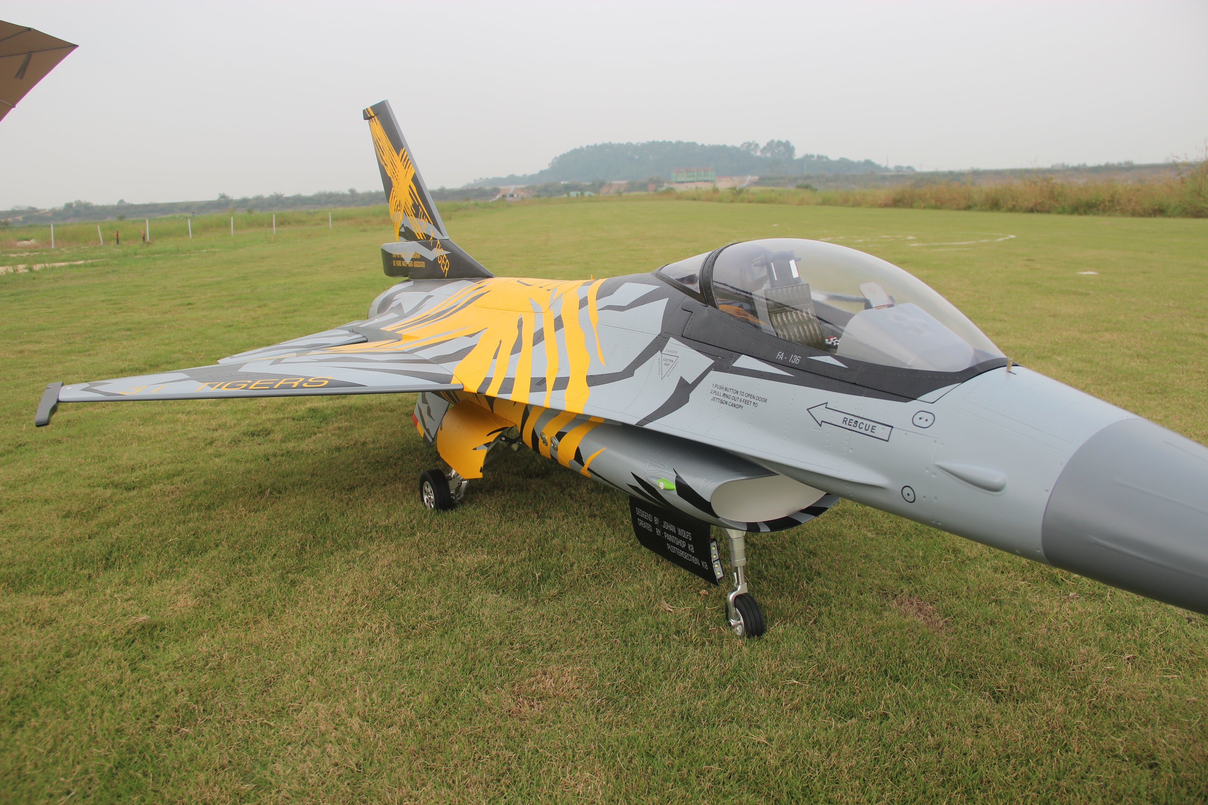 Pilot rc 1/5 F16 3.06m incl retracts X Tiger scheme