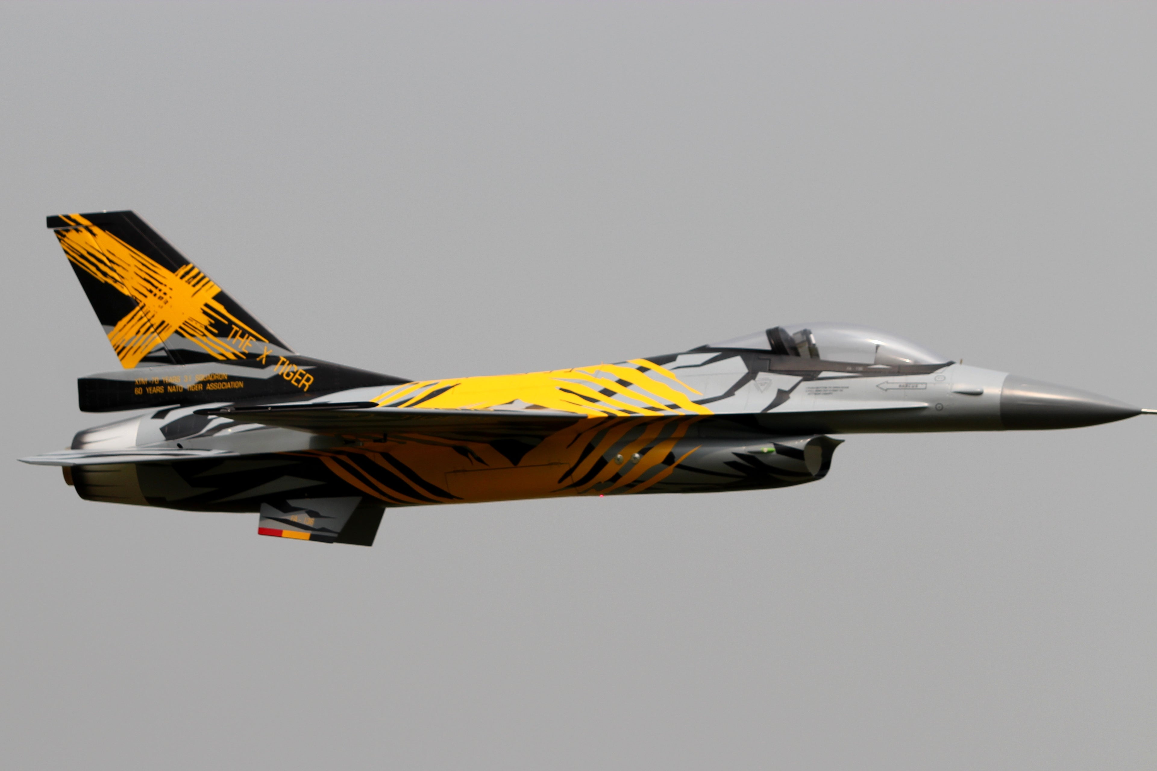 Pilot rc 1/5 F16 3.06m incl retracts X Tiger scheme