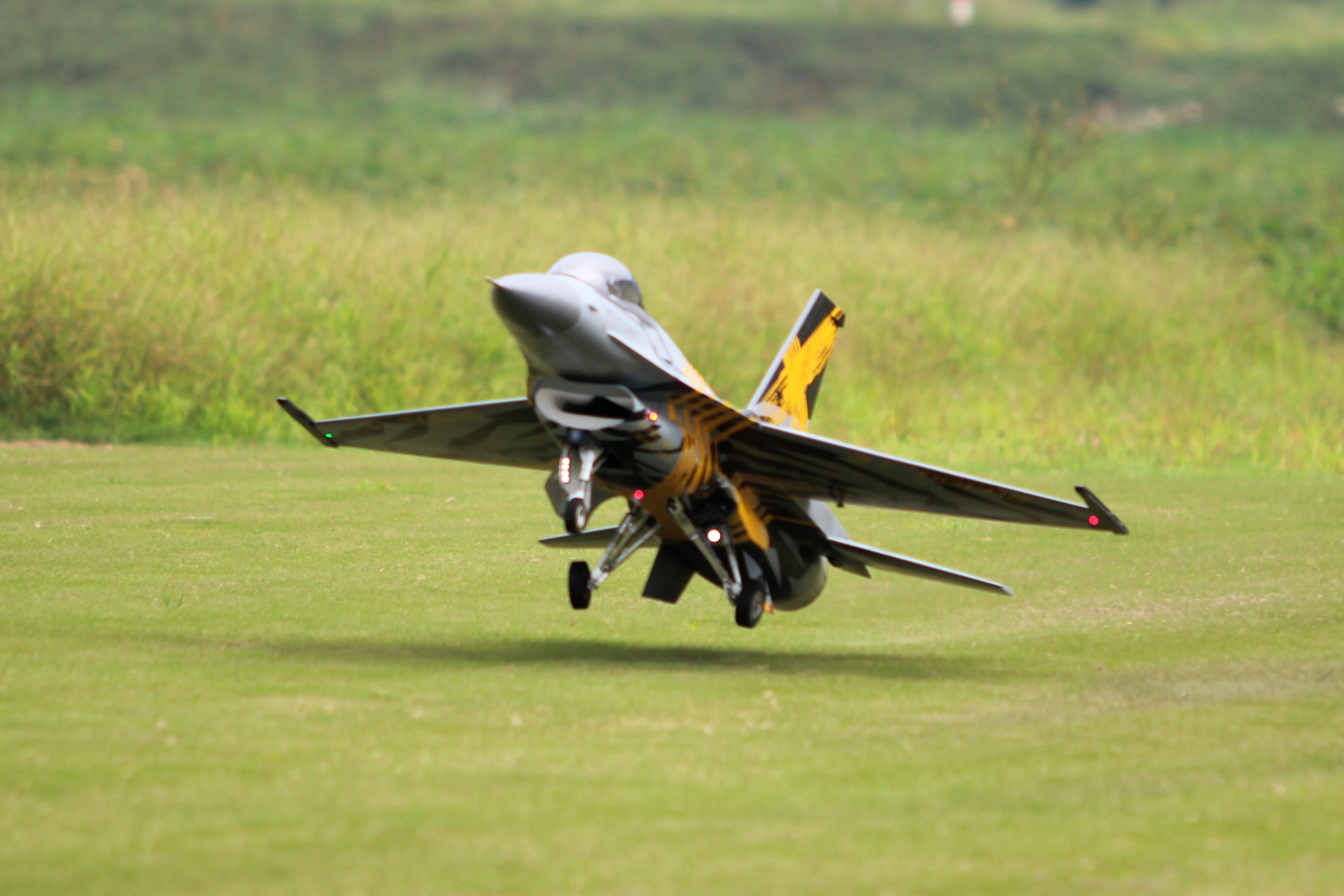 Pilot rc 1/5 F16 3.06m incl retracts X Tiger scheme
