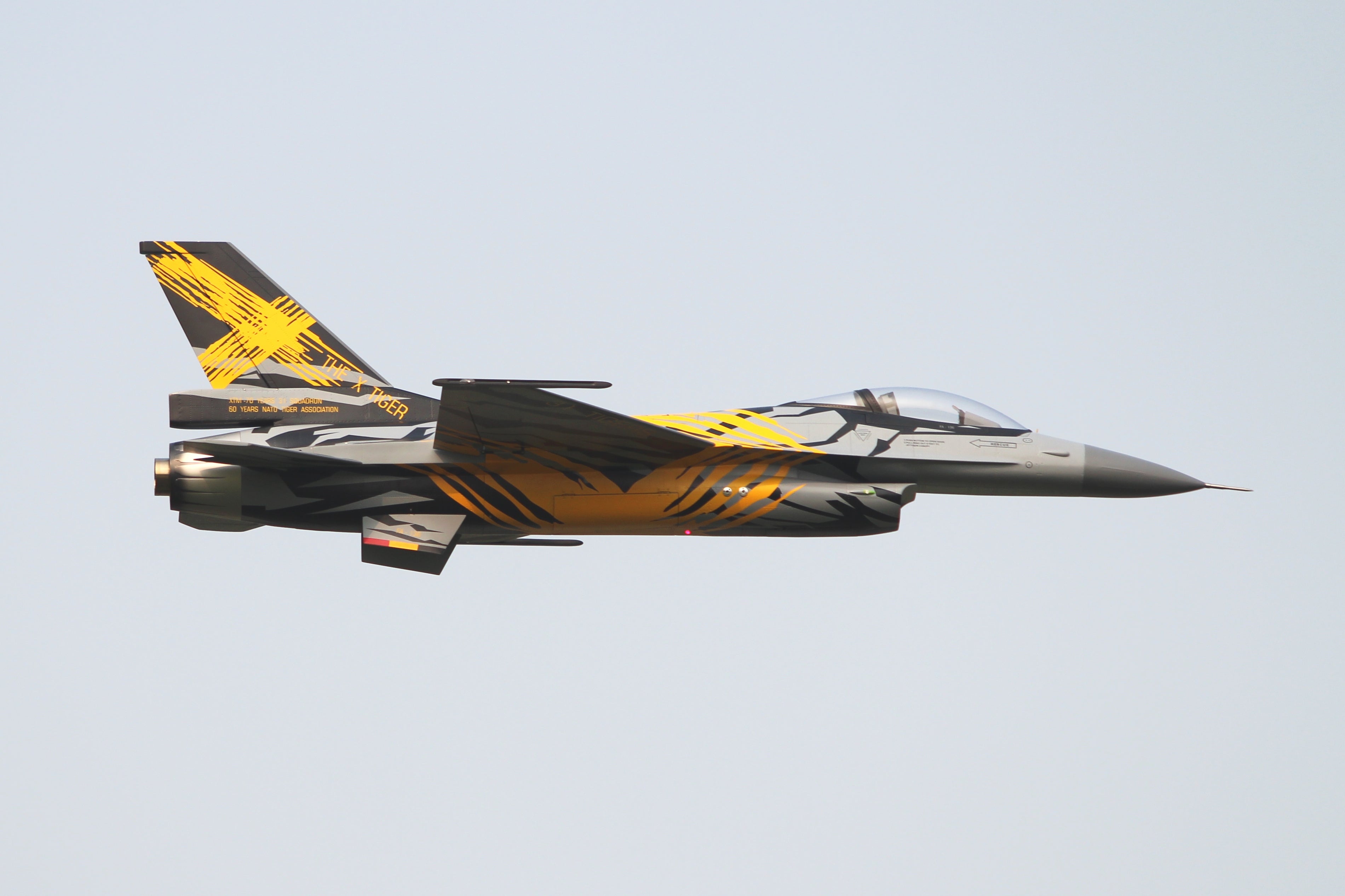 Pilot rc 1/5 F16 3.06m incl retracts X Tiger scheme