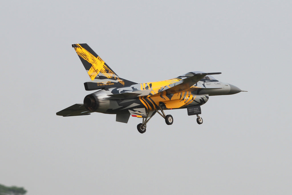 Pilot rc 1/5 F16 3.06m incl retracts X Tiger scheme