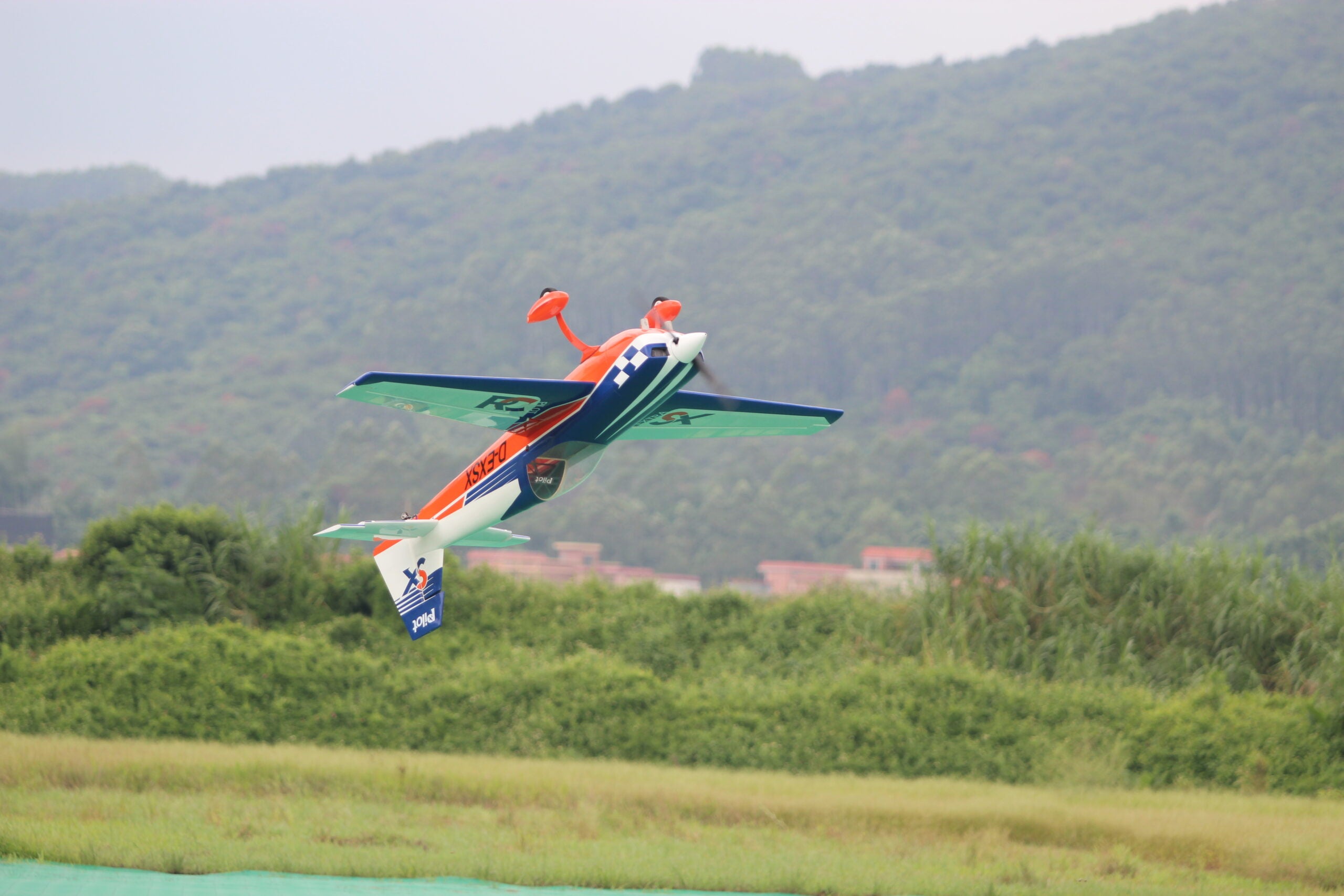 Pilot rc Extra 330SX 02 orange /blue/white 103" 2.64m