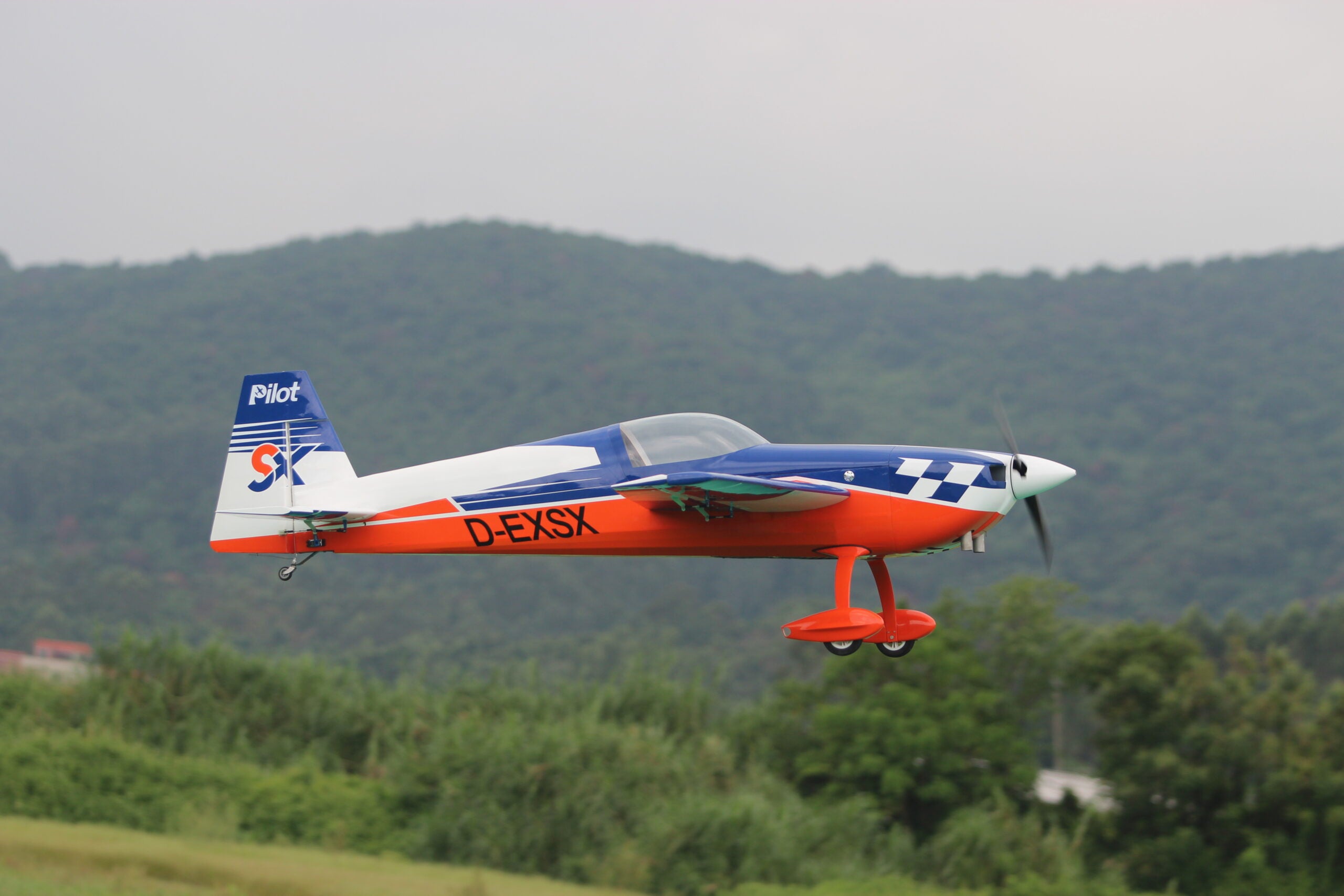 Pilot rc Extra 330SX 02 orange /blue/white 103" 2.64m