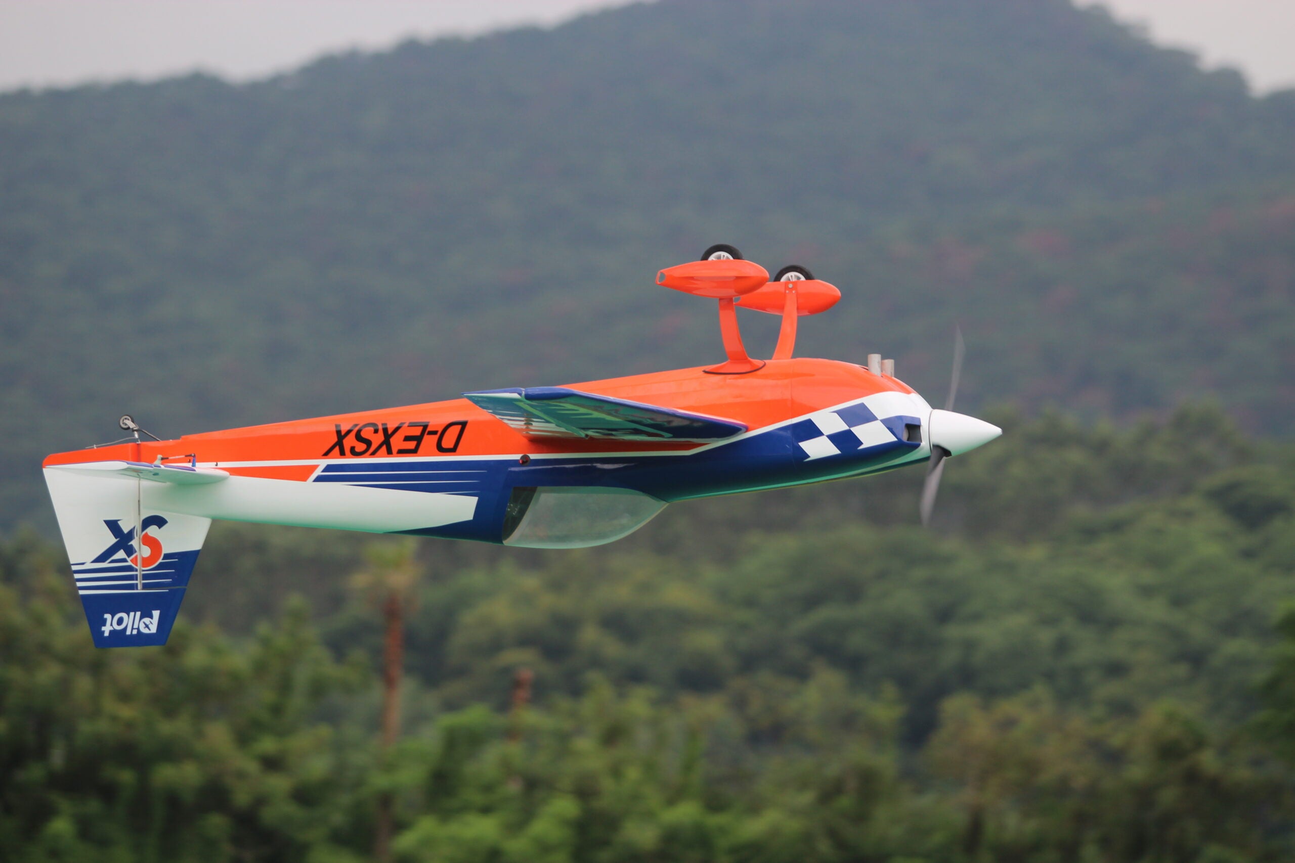 Pilot rc Extra 330SX 02 orange /blue/white 103" 2.64m